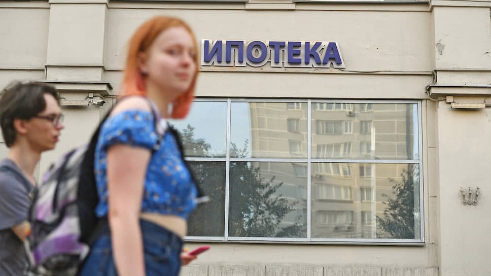 За месяц банки одолжили гражданам триллион рублей