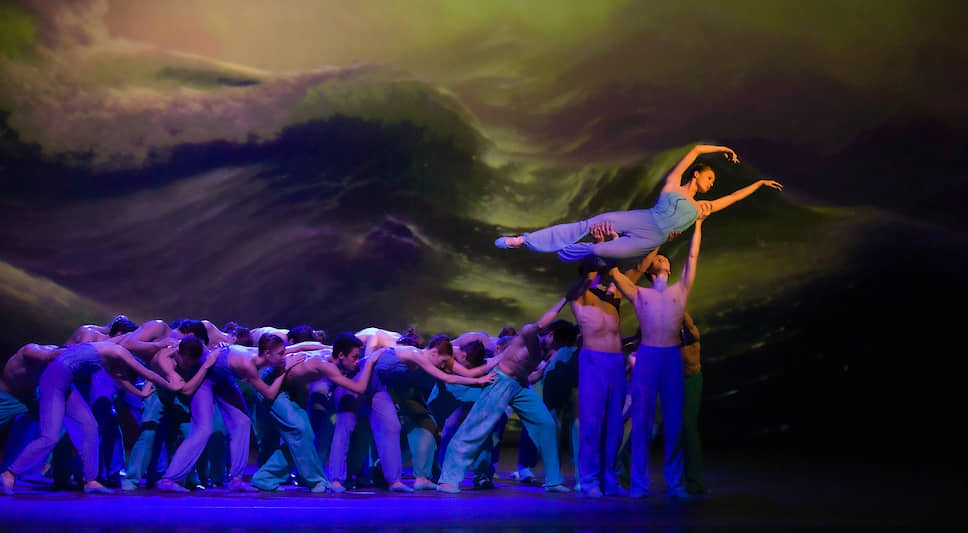Волны Ивана Айвазовского хореограф Брайан Ариас попытался воспроизвести телами живых артистов