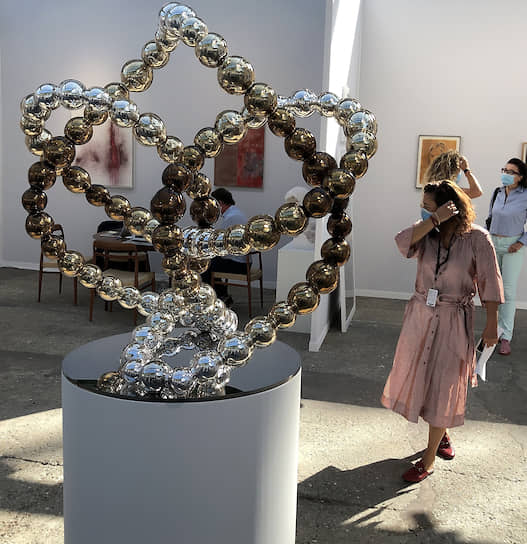 Галерея Perrotin продала за €120 тыс. стеклянную скульптуру современного классика Жан-Мишеля Отоньеля