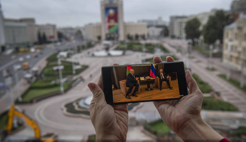 Площадь Независимости во время встречи Владимира Путина и Александра Лукашенко жила обычной жизнью. То есть с нее забирали людей