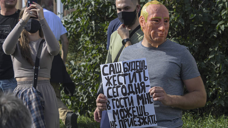 А батька бряцкает, да ест