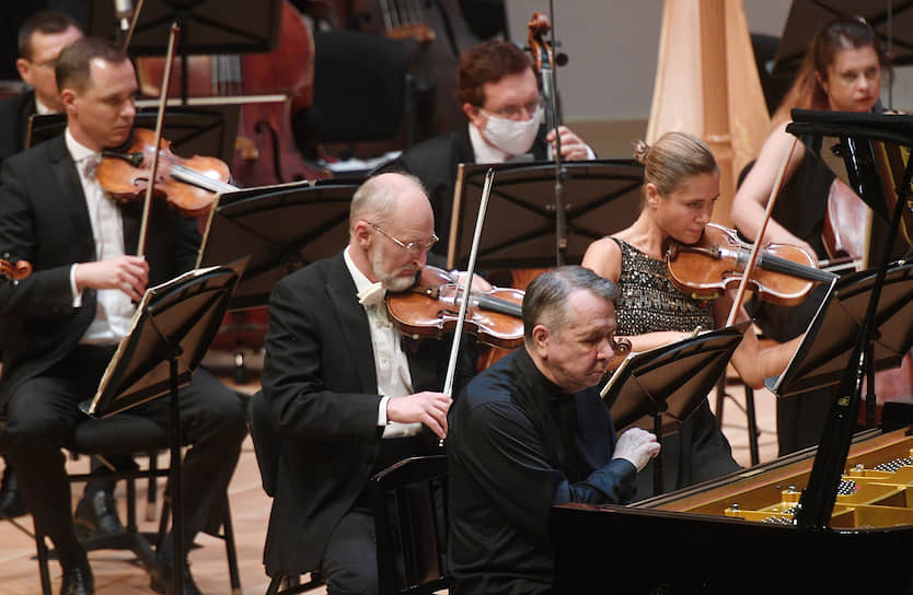 Сидя за роялем, Михаил Плетнев все равно ухитрялся дирижировать своим оркестром