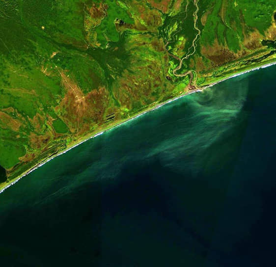 Загрязнение Тихого океана у берегов Камчатки со спутника