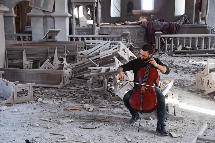 Бельгийский виолончелист армянского происхождения Севак Аванесян дал короткий концерт в соборе Святого Христа Всеспасителя