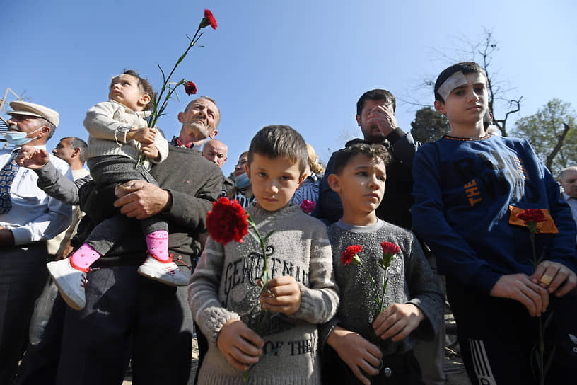 Жители азербайджанского города Гянджа, пострадавшие от ракетного обстрела, теперь живут со страхом того, что атака может повториться