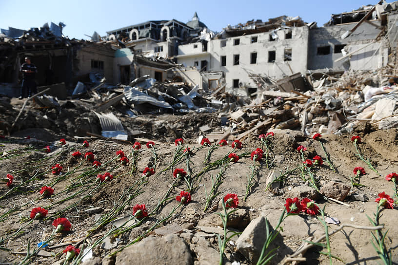 Цветы на месте гибели людей, погибших в результате обстрела города Гянджа