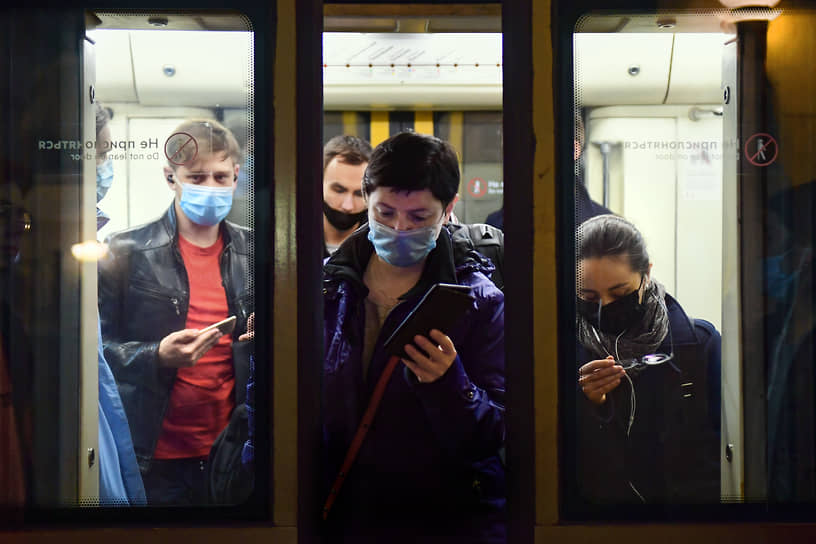 Находиться в московском метро без маски нельзя с весны, но с понедельника всеми, кому этого очень хочется, вплотную займется полиция