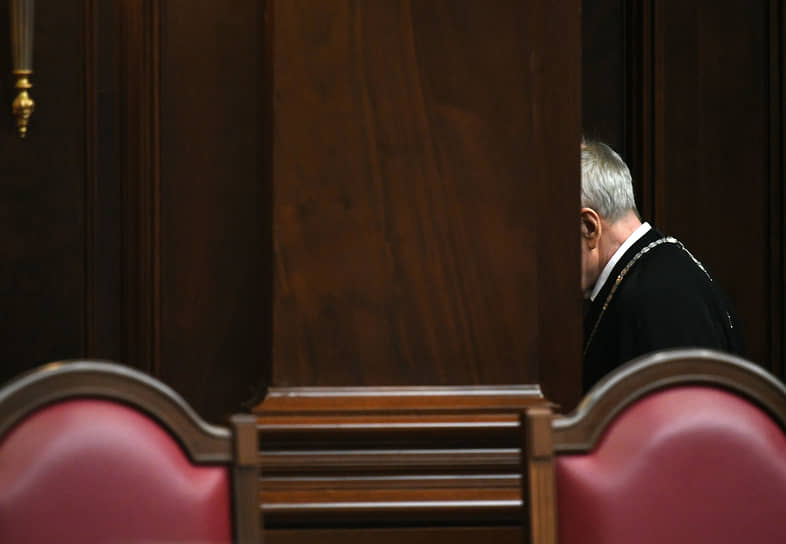 После ухода Валерия Зорькина Конституционный суд может возглавить кто-то из действующих политиков