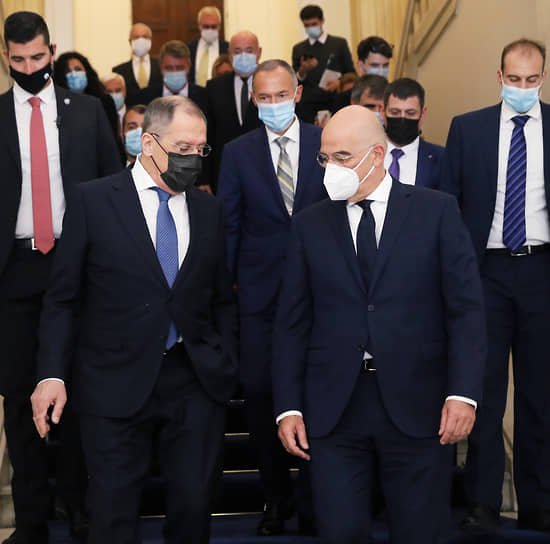 Министр иностранных дел Греции Никос Дендиас (справа на переднем плане) так и не смог добиться от Сергея Лаврова жесткой публичной критики действий Турции