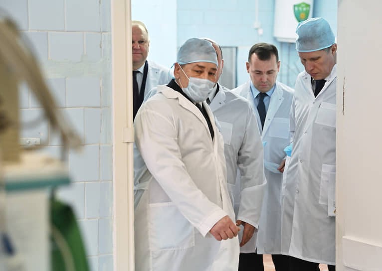 Губернатор Курганской области Вадим Шумков (второй справа) заявил, что московские медики прибыли в регион по его просьбе