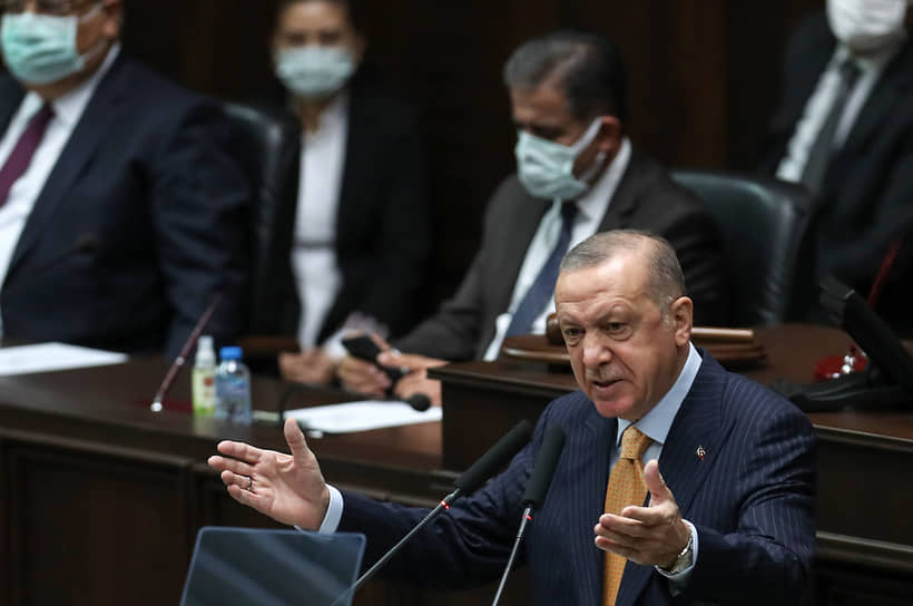 Обращаясь к депутатам-однопартийцам, президент Турции Реджеп Тайип Эрдоган осудил Россию за авиаудар по лагерю лояльной Анкаре сирийской группировки в Идлибе