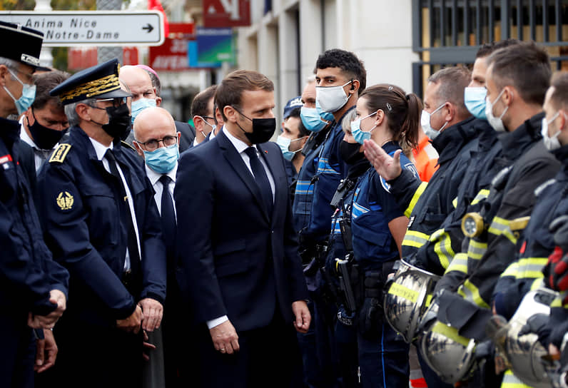 Прибыв в Ниццу, президент Франции Эмманюэль Макрон (в центре) заверил, что французы ни за что не пойдут на поводу у террористов