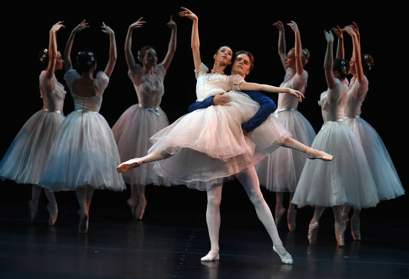 Вместо неоклассики в балете Бурмейстера варьируется чистая классика (на переднем плане — солисты Ксения Шевцова и Денис Дмитриев)