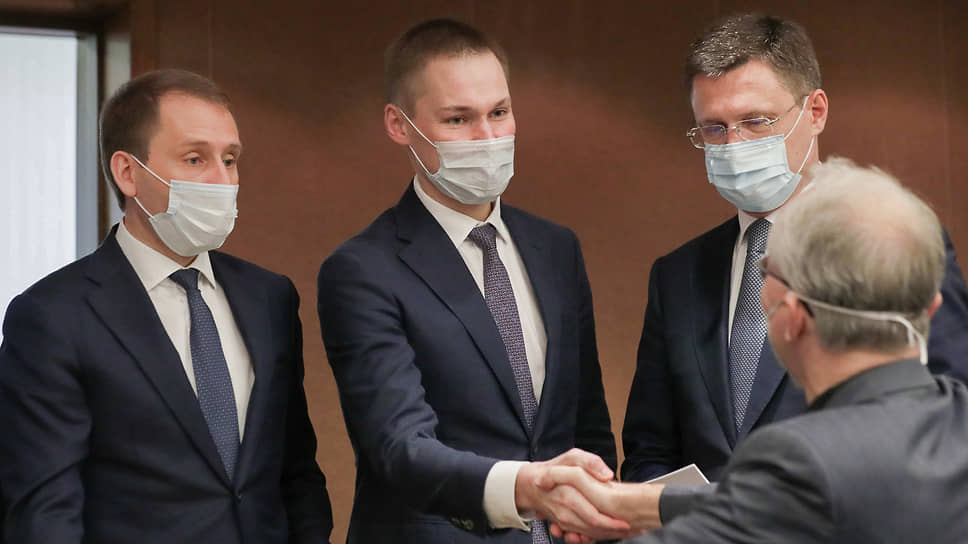 Кандидатуру нового главы Минприроды Александра Козлова (слева) депутаты поддержали с меньшим энтузиазмом, чем вице-премьера Александра Новака (справа)