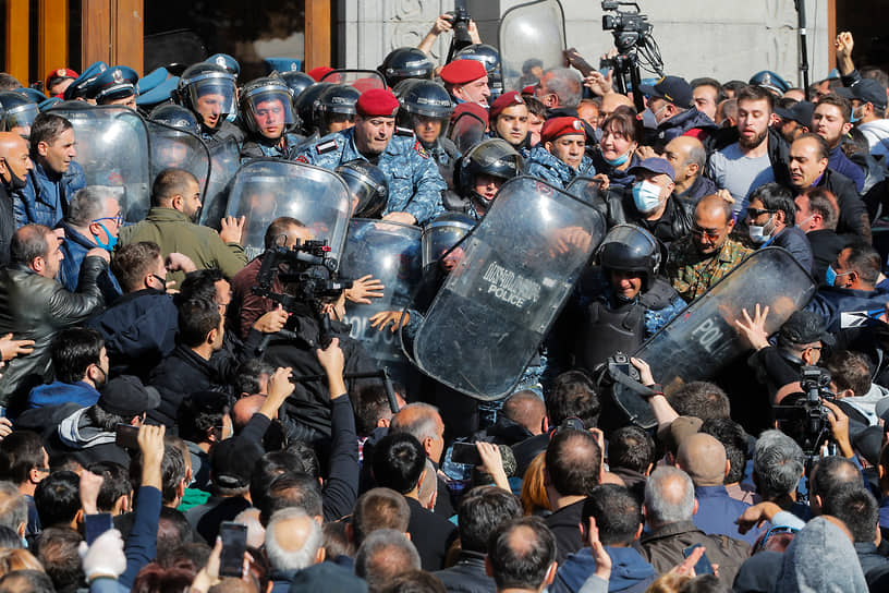 Жестко разгоняя протестующих, полиция чувствовала себя в своем праве: митинг был созван в нарушение закона о военном положении