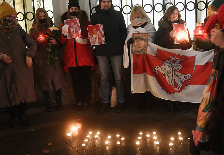 Участники акции в память о погибшем 12 ноября активисте Романе Бондаренко, прошедшей у посольства Белоруссии в Москве
