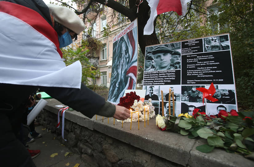 Акция в память о погибшем 12 ноября активисте Романе Бондаренко, прошедшая у посольства Белоруссии в Киеве