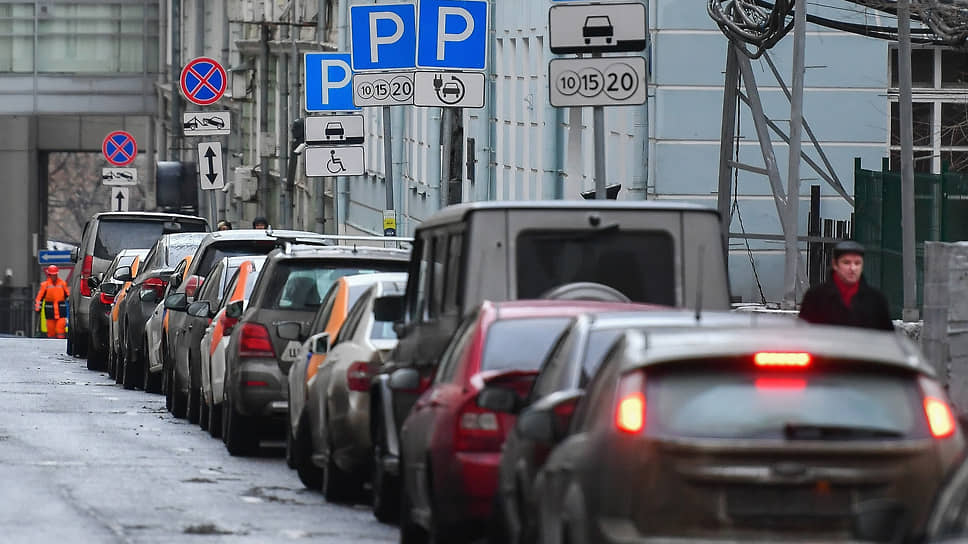 На какой срок в Москве просят остановить расширение платного паркинга