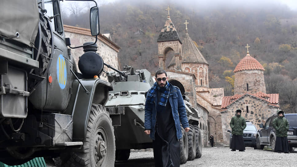 Российские миротворцы взяли под свою защиту целый ряд исторических памятников и святынь в Нагорном Карабахе (на фото: наблюдательный пост у монастыря Дадиванк)
