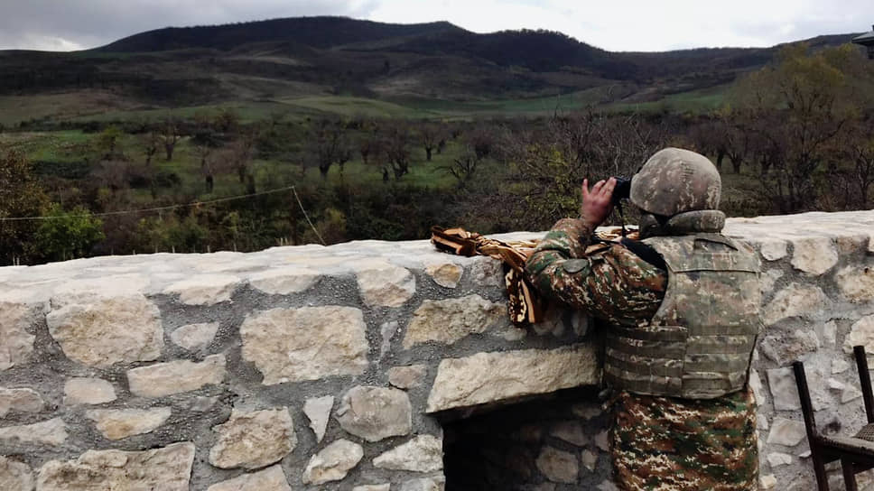 Армянский солдат разглядывает азербайджанские позиции