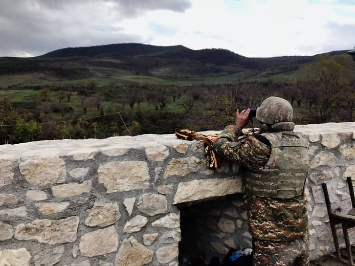 Армянский солдат разглядывает азербайджанские позиции