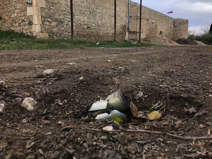 Снаряд у монастыря Амарас, расположенного на границе НКР и Азербайджана