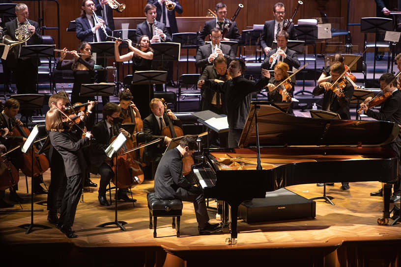 В Фортепианном концерте Брамса музыкантам приходилось аккомпанировать пианисту Вадиму Холоденко стоя
