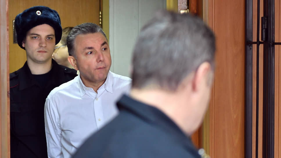Пока Дмитрий Фролов (в центре) знакомится со своим делом в «Лефортово», его адвокатам для этой процедуры предоставили помещение в полиции