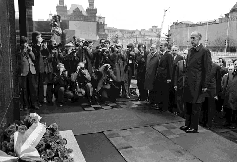 Президент Франции Валери Жискар д&#39;Эстен во время церемонии возложения венков к Мавзолею в Москве в 1979 году
