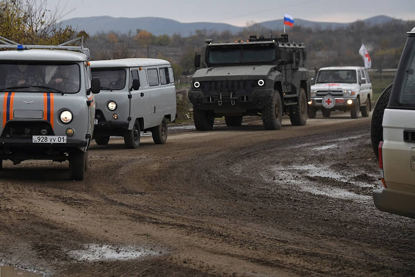 Колонна российских миротворцев и автомобиль миссии Международного комитета Красного Креста (МККК) на дороге в окрестностях города Физули