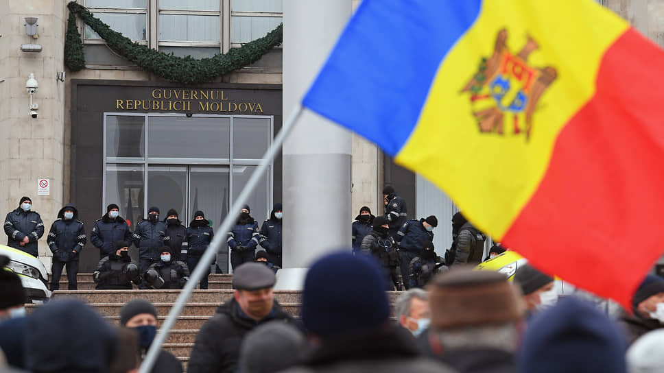 С подачи избранного президента Молдавии Майи Санду у зданий правительства и парламента страны начались антиправительственные митинги (на фото: манифестация молдавских фермеров)