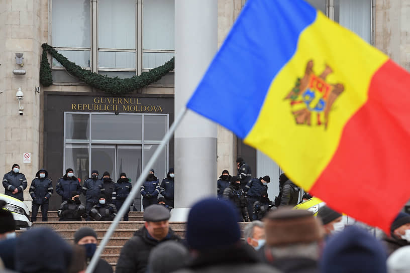 С подачи избранного президента Молдавии Майи Санду у зданий правительства и парламента страны начались антиправительственные митинги (на фото: манифестация молдавских фермеров)