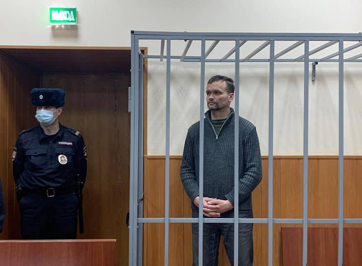 Семен Токмаков убеждал Басманный суд, что уже далек от экстремизма, но тот ему не поверил и отправил националиста под арест по делу об убийствах
