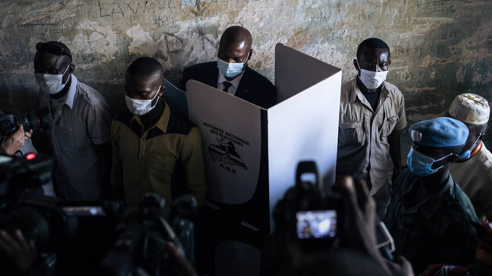 Президент ЦАР Фостен-Арканж Туадера прибыл на избирательный участок и проголосовал, не выходя за пределы плотного кольца личной охраны