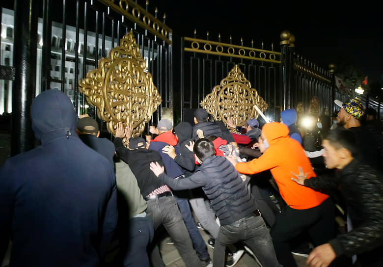 Протестующие пытаются прорваться в правительственное здание после парламентских выборов в Киргизии