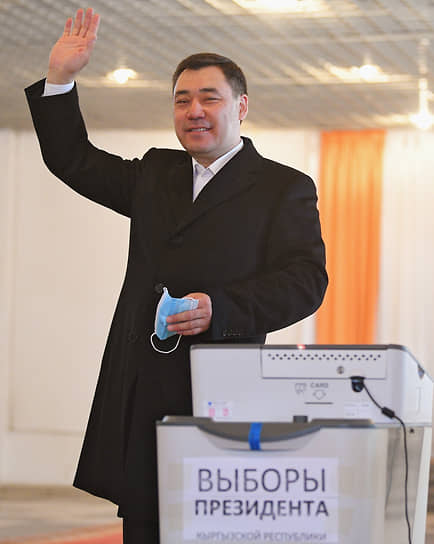 Кандидат в президенты Кыргызской Республики Садыр Жапаров во время голосования на избирательном участке