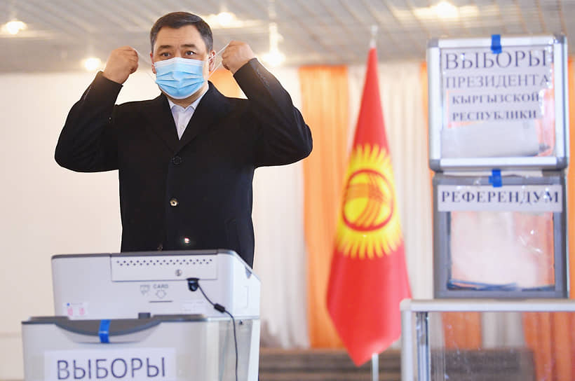 Садыр Жапаров во время голосования на избирательном участке