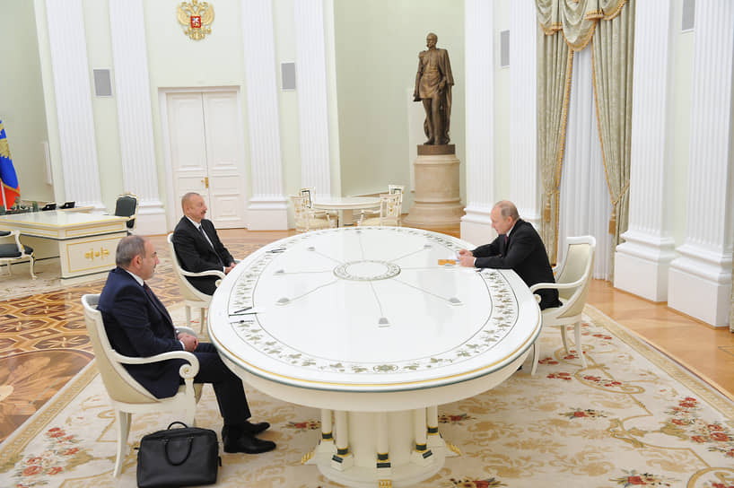Слева направо: премьер-министр Армении Никол Пашинян, президент Азербайджана Ильхам Алиев и президент России Владимир Путин