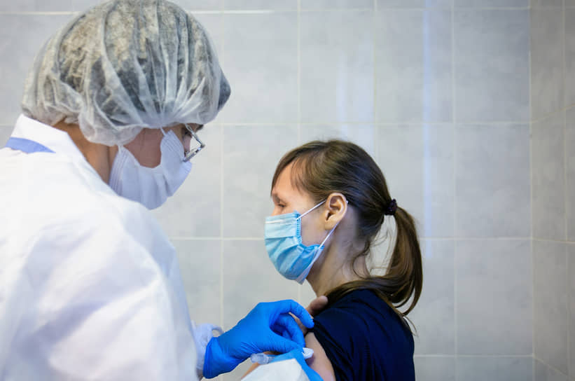 Вакцинация от коронавируса в большинстве российских регионов пока не стала по-настоящему массовой