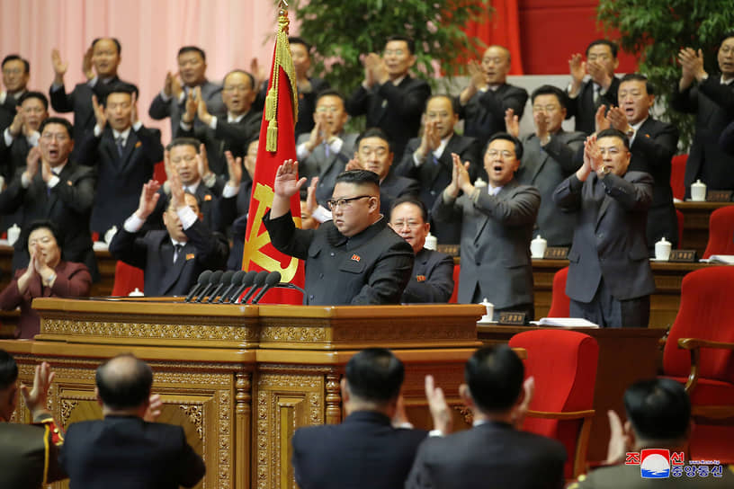 Съезд единодушно поддержал начертанный северокорейским лидером Ким Чен Ыном (в центре) курс на дальнейшую разработку ядерного оружия и совершенствование технологии нанесения превентивных и ответных ударов