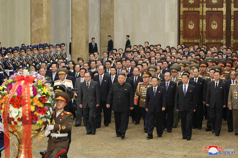 Возложение цветов к усыпальнице и статуям Ким Чен Ира и Ким Ир Сена