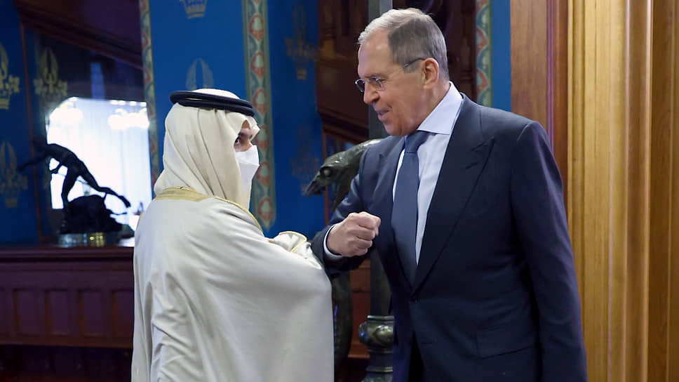 Министр иностранных дел Саудовской Аравии Фейсал бен Фархан Аль Сауд (слева) и министр иностранных дел России Сергей Лавров