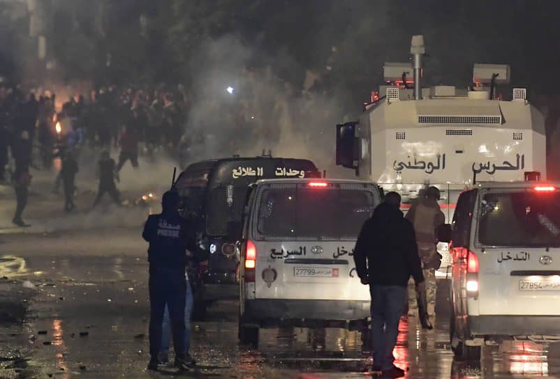 Протестующие — в основном молодежь в возрасте от 14 до 25 лет — перекрывают дороги, жгут шины, кидают в полицию 
