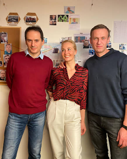Слева направо: главный автор расследования об отравлении Алексея Навального Кристо Грозев, Юлия Навальная и Алексей Навальный 