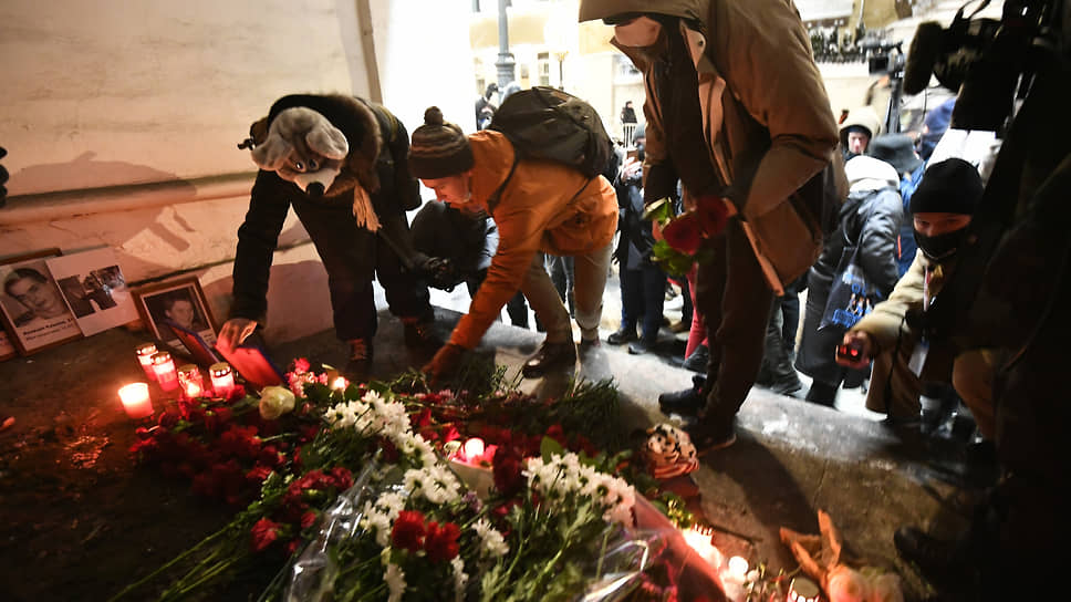 Мэрия не разрешила шествие памяти убитых антифашистов, но не стала разгонять акцию в их честь