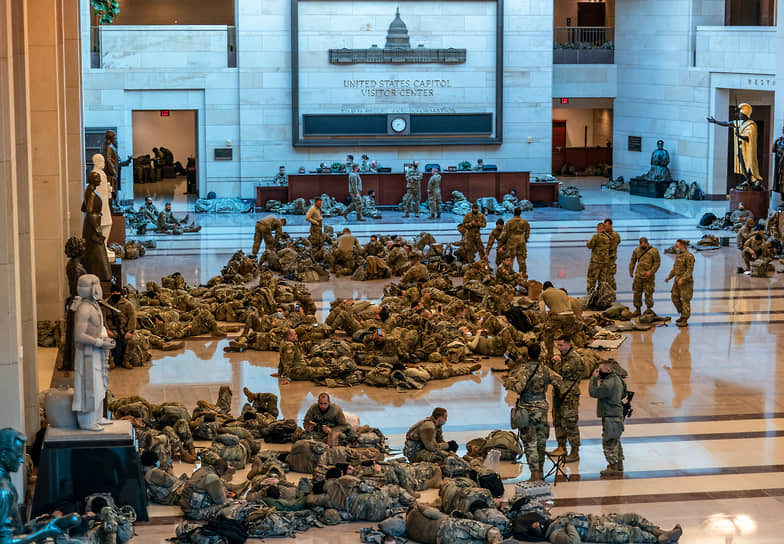 В здании Конгресса США круглосуточно несут службу бойцы Национальной гвардии. Они будут там оставаться до обсуждения вопроса об импичменте Дональду Трампу 8 февраля и еще почти месяц после этого