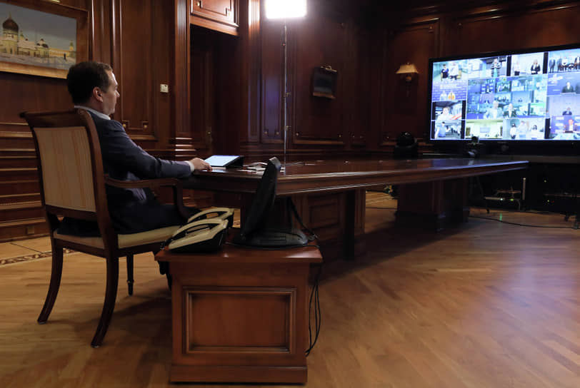 Председатель партии «Единая Россия» Дмитрий Медведев принимает участие во втором социальном онлайн-форуме партии