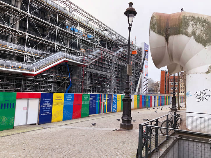 Здание Парижского Центра Помпиду во время ремонтных работ