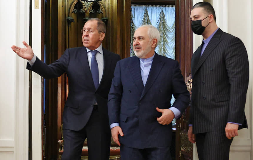 Министр иностранных дел России Сергей Лавров (слева) и министр иностранных дел Ирана Мохаммад Джавад Зариф (в центре)