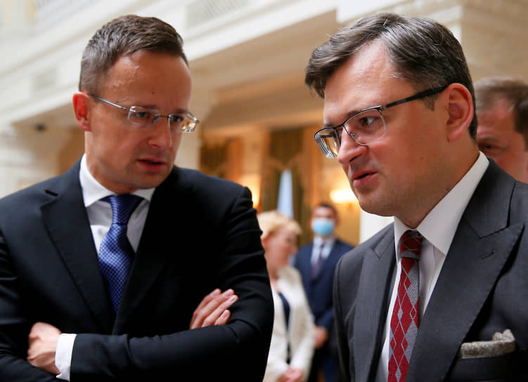 Министр иностранных дел Украины Дмитрий Кулеба (справа) и министр иностранных дел Венгрии Петер Сийярто